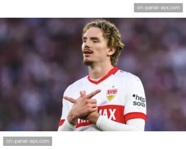 突发：纽卡斯尔对阵布莱顿比赛因场内投掷烟雾弹中断15分钟